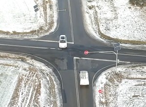 Policyjny dron nad skrzyżowaniem. W godzinie 15 kierowców zignorowało znak STOP