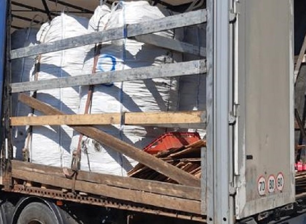 Pękające worki przykuły uwagę kontrolerów ITD. Nie mogli przepuścić tego transportu