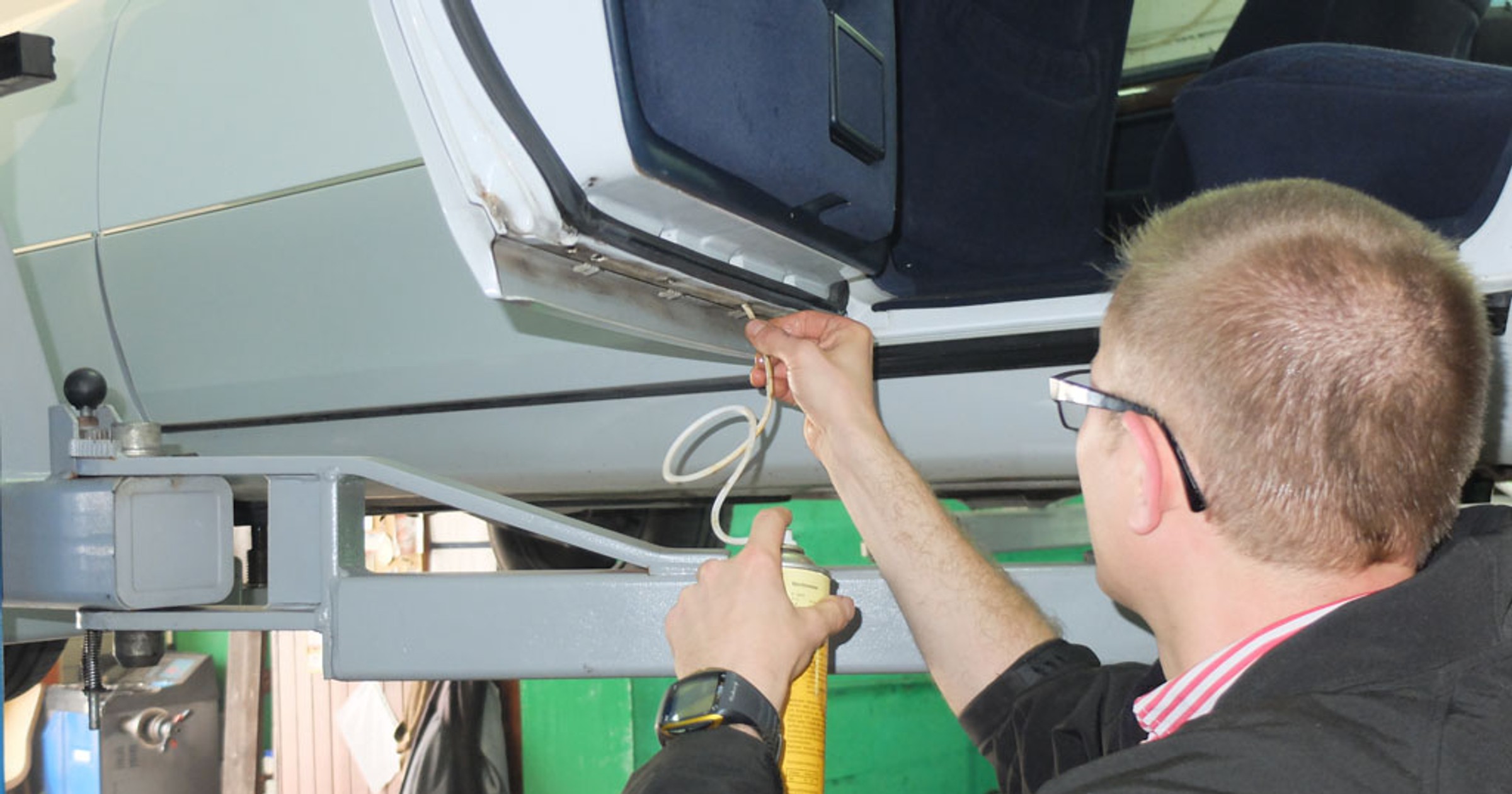 Jak i czym walczyć z rdzą? Pokazujemy jak samodzielnie zrobić zabezpieczenia antykorozyjne nadwozia