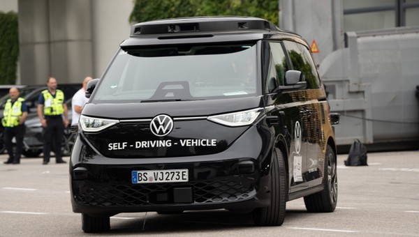 Jeździłem autonomicznym VW ID. Buzz po Monachium. Niemieccy urzędnicy zepsuli mi zabawę