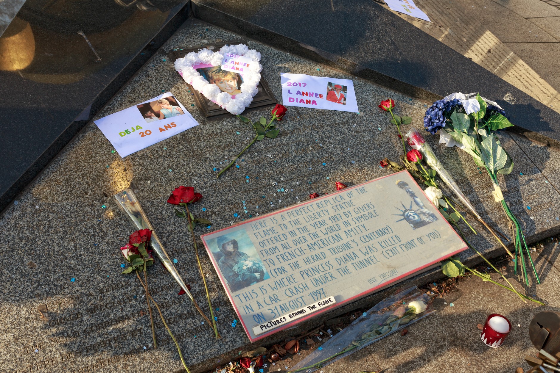 Kwiaty złożone przy tunelu pod Pont de l'Alma 20 lat po wypadku