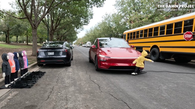 W testach The Down Project Tesla Y z najnowszym oprogramowaniem FSD konsekwentnie nie widzi dziecka idącego do autobusu