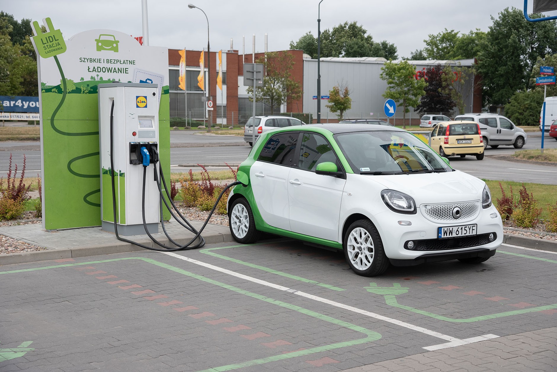 Ładowanie auta elektrycznego