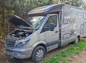 Policjanci znaleźli cztery mercedesy, kampera, motocykle i części porsche [WIDEO]