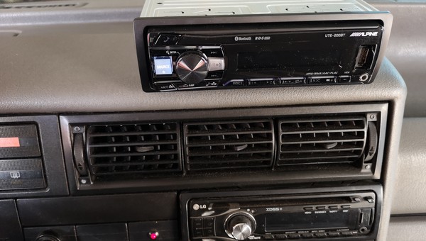 TEST: Alpine UTE-200BT – radio z USB, ale bez CD