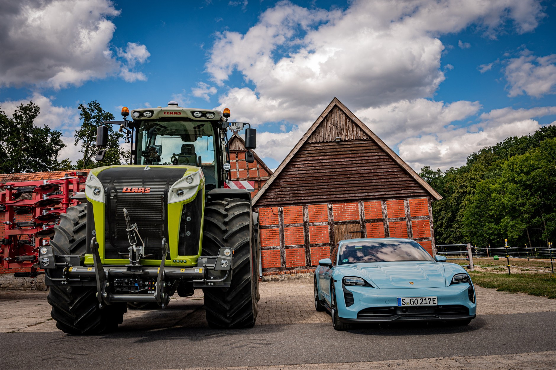 Claas Xerion 5000. Obok Porsche Taycan dla porównania gabarytów.