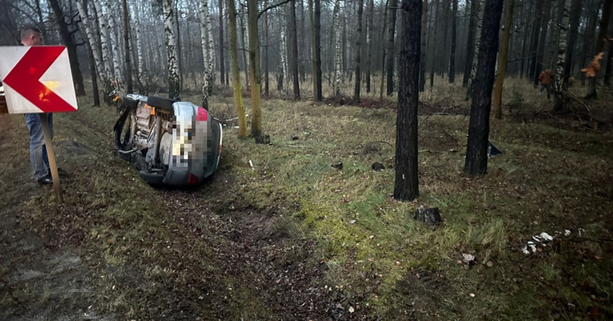 Kierujący Peugeotem wpadł do rowu. Zatrzymał go policjant po służbie