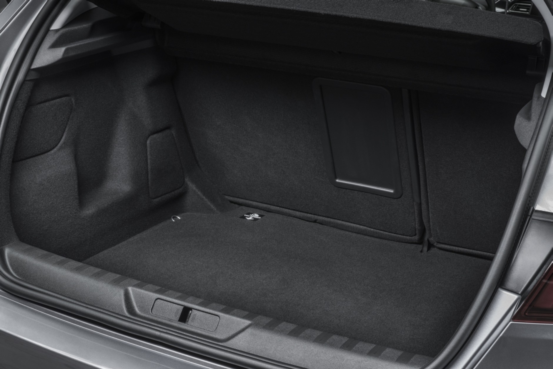 Subwoofer schowano w podłodze bagażnika. A to wiąże się z rezygnacją z tradycyjnego koła zapasowego.