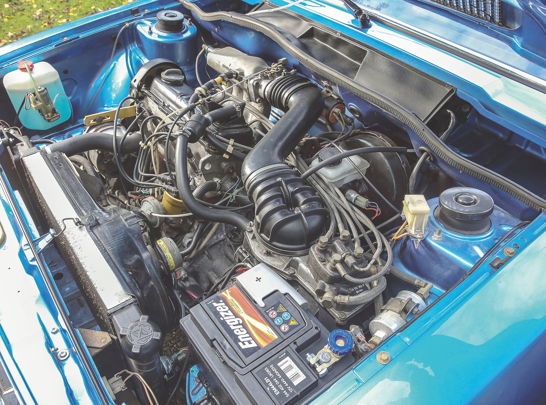 Jeżeli na tylnej klapie znajduje się napis „GTI”, to znaczy, że z przodu pracuje 110-konny silnik. Jednostka o pojemności 1588 ccm trafiła pod maskę Scirocco w 1976 roku. Trzy magiczne litery Scirocco zawdzięcza Audi. Silnik EA-827, wykorzystujący wtrysk paliwa Boscha K-Jetronic, zadebiutował w 1975 roku w Audi 80 GT/E. Później trafił pod maskę Scirocco GTI. VW zastosował specjalną chłodnicę oleju oraz większą chłodnicę wody.