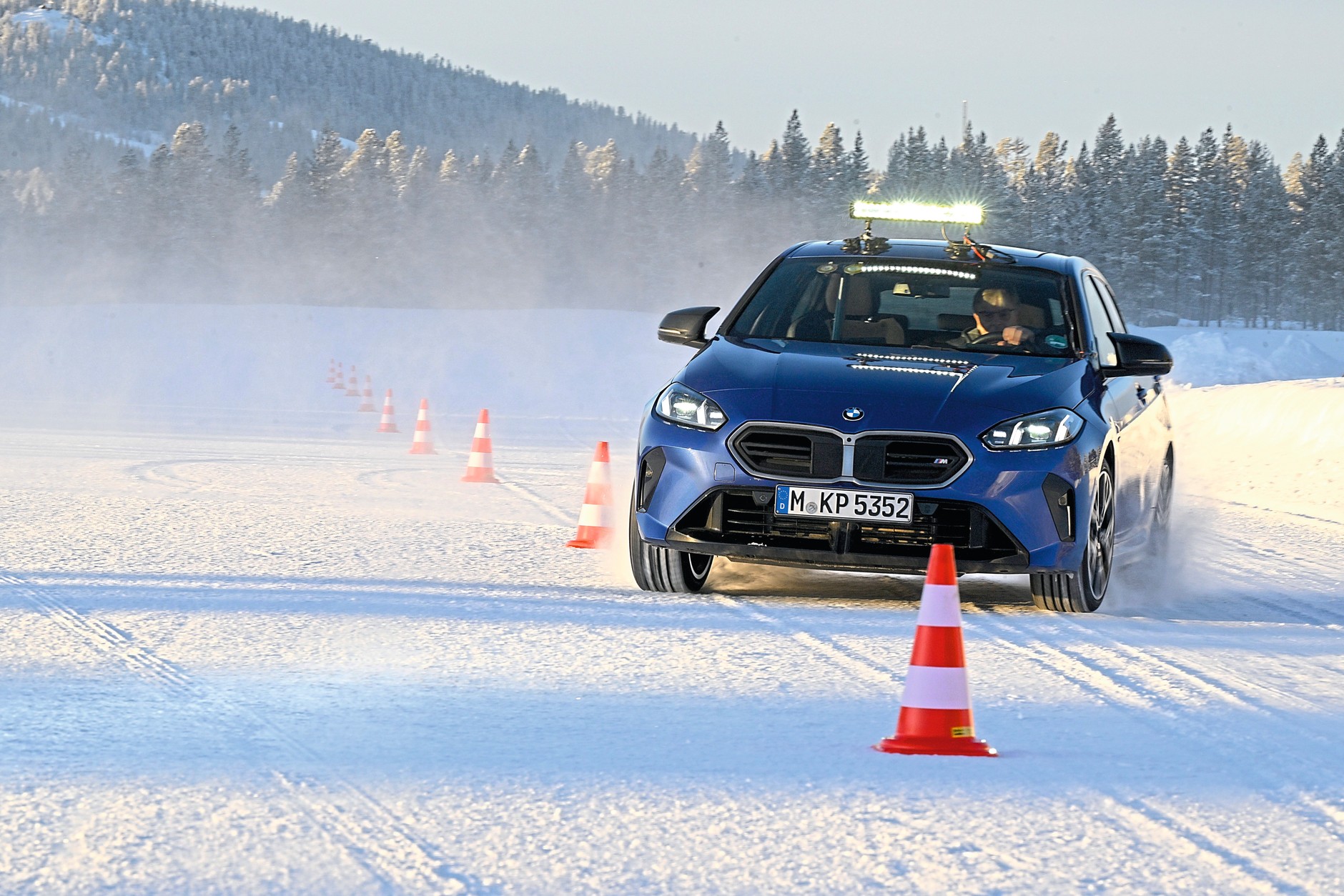 Opony zimowe musiały się wykazać w warunkach surowej zimy, z jakimi coraz rzadziej spotykamy się na drogach.