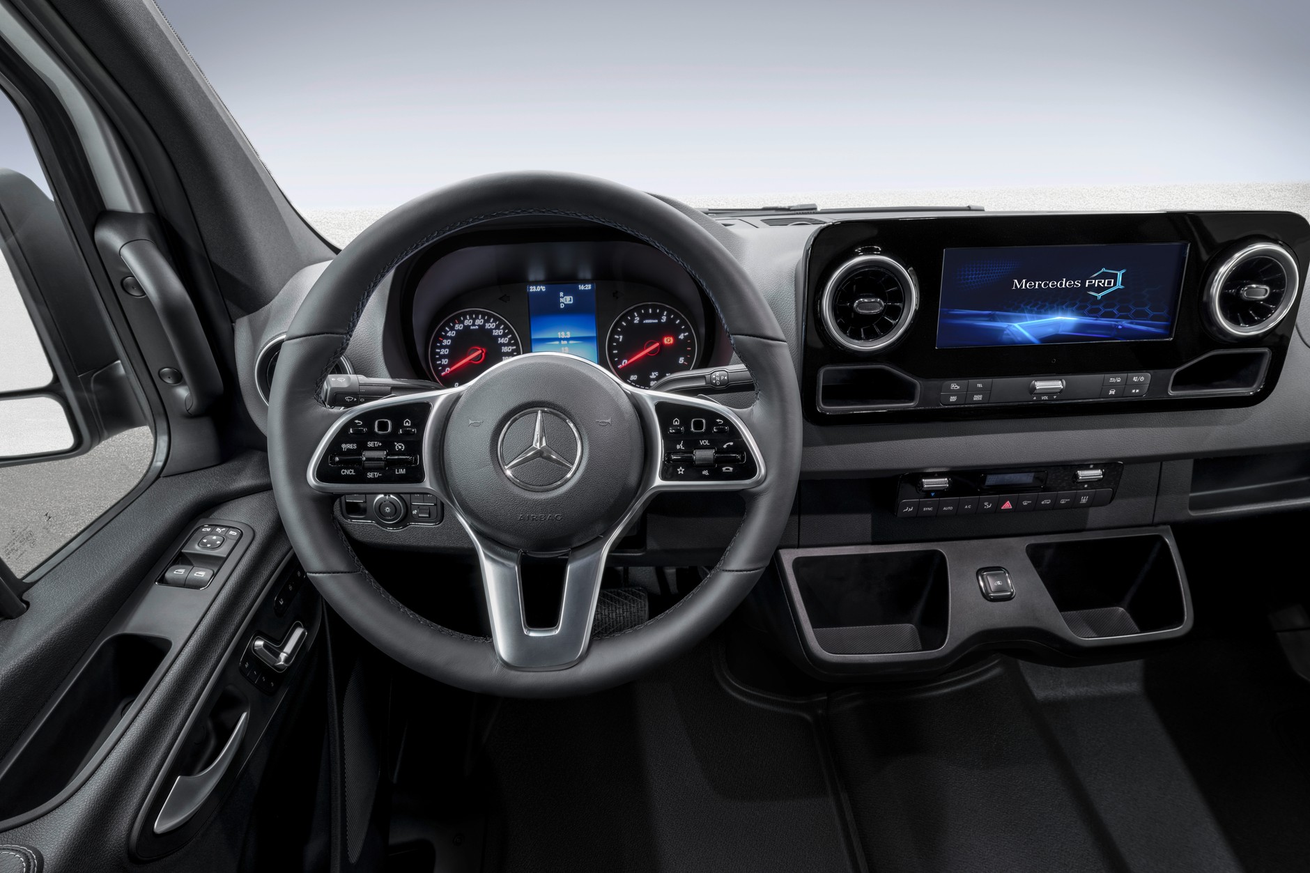 Mercedes chwali się, że schowki projektowano m.in. z uwzględnieniem miejsc na smartfony kierowcy i pasażera. Będzie ładowanie indukcyjne. Na zdjęciu najdroższa wersja z ekranem dotykowym. Mercedes Sprinter
