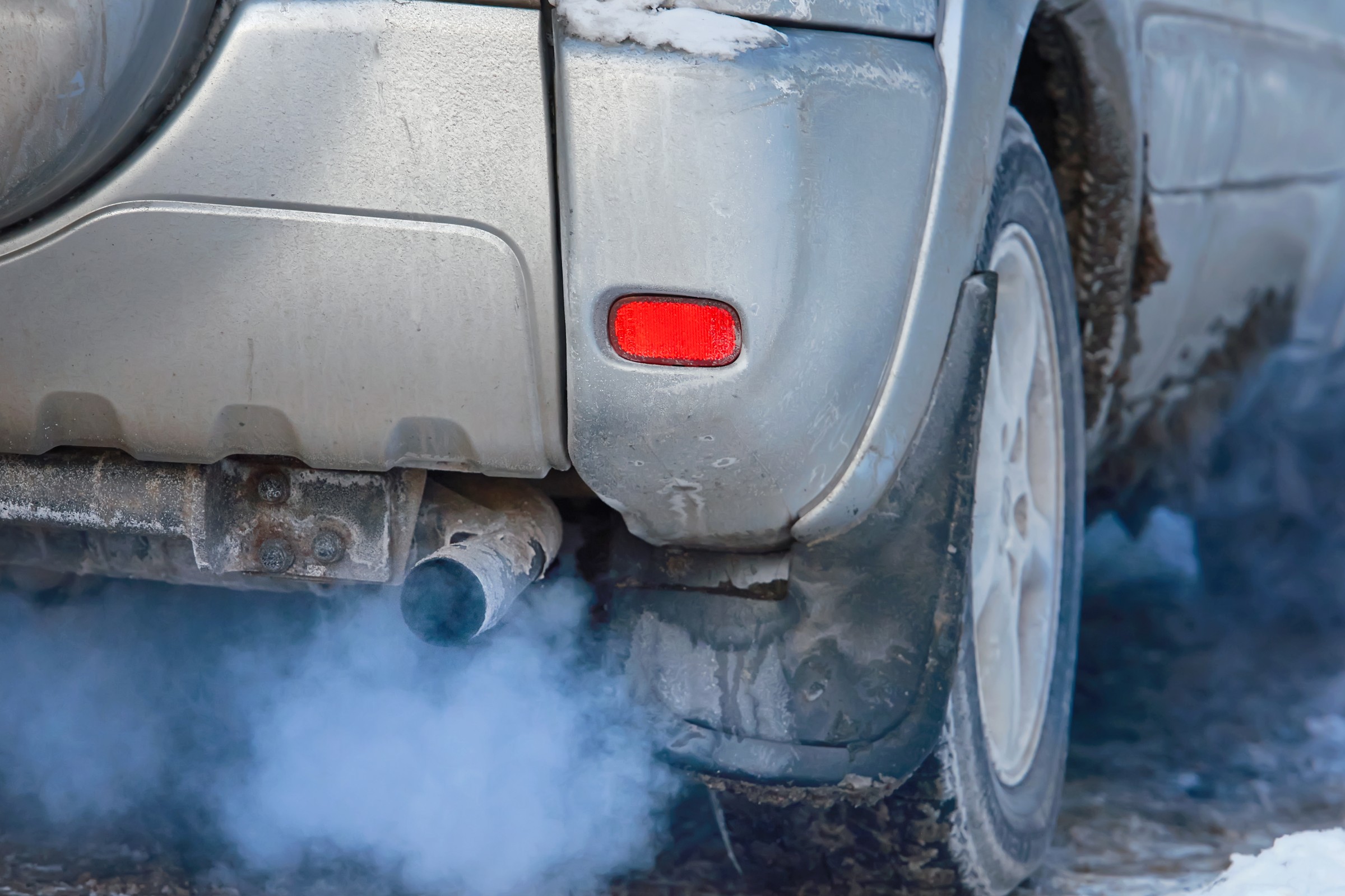 W ten sposób kierowcy niszczą zimą swoje silniki. Są proste sposoby, aby temu zapobiec