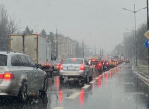 Uwaga kierowcy. IMGW ostrzega przed gołoledzią, silnym wiatrem i roztopami