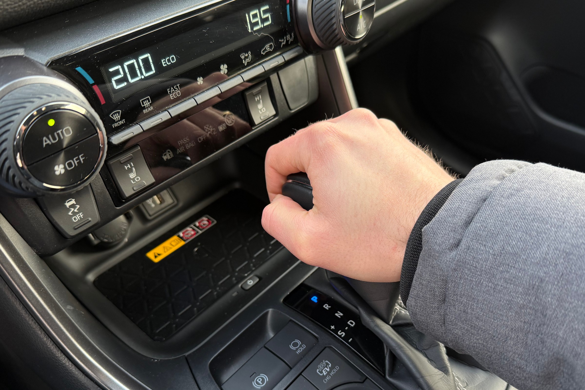 Rewolucja w napędach: klienci w Europie żegnają diesla i nie cieszą ich benzyniaki. Ale co w zamian?