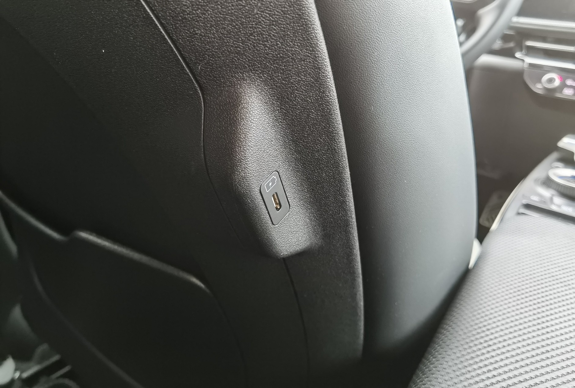 Port USB we współczesnym samochodzie. Wyraźnie widać oznaczenie, że może służyć on do ładowania urządzeń