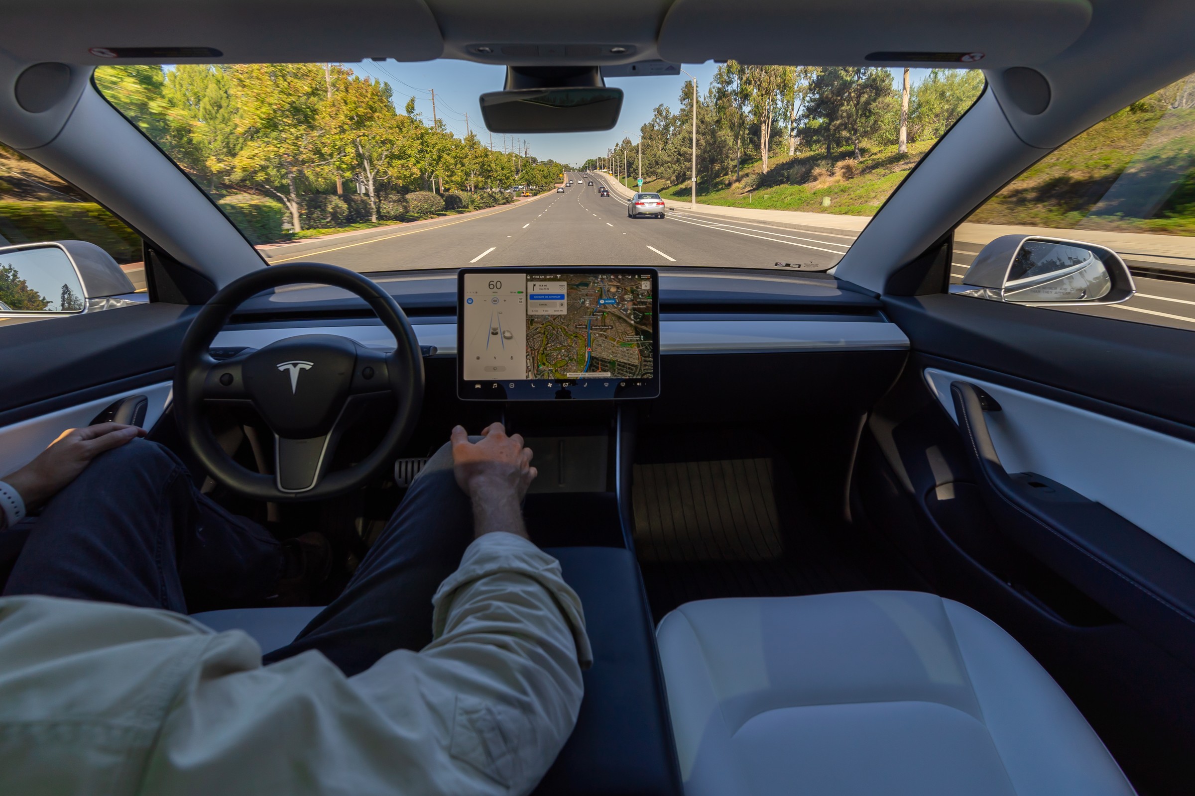 Systemy autonomiczne Tesli zaliczają wpadkę za wpadką. Prawda coraz bardziej wychodzi na jaw