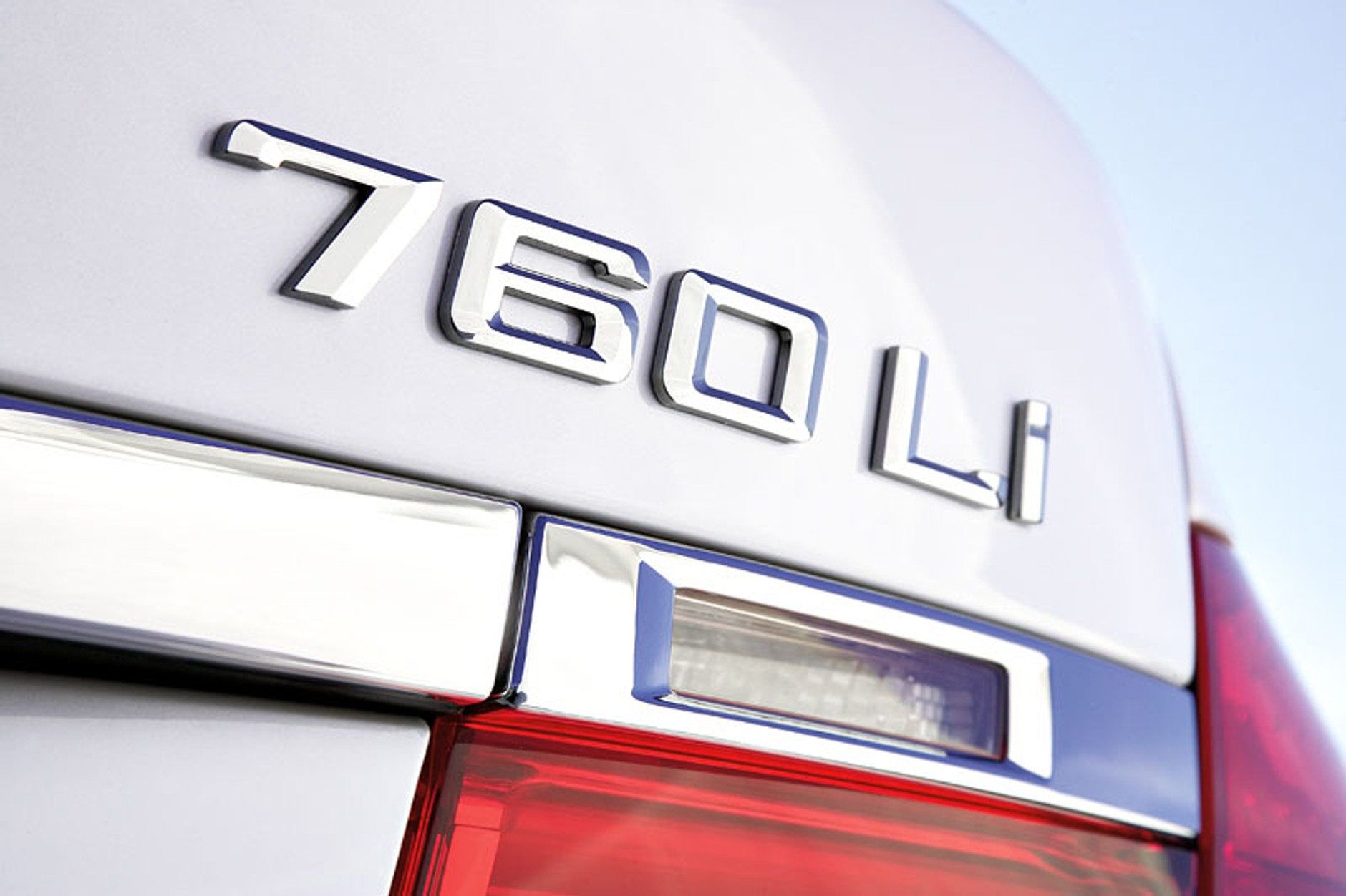 BMW 760i – nowy silnik 6,0 V12 i 8-biegowy automat