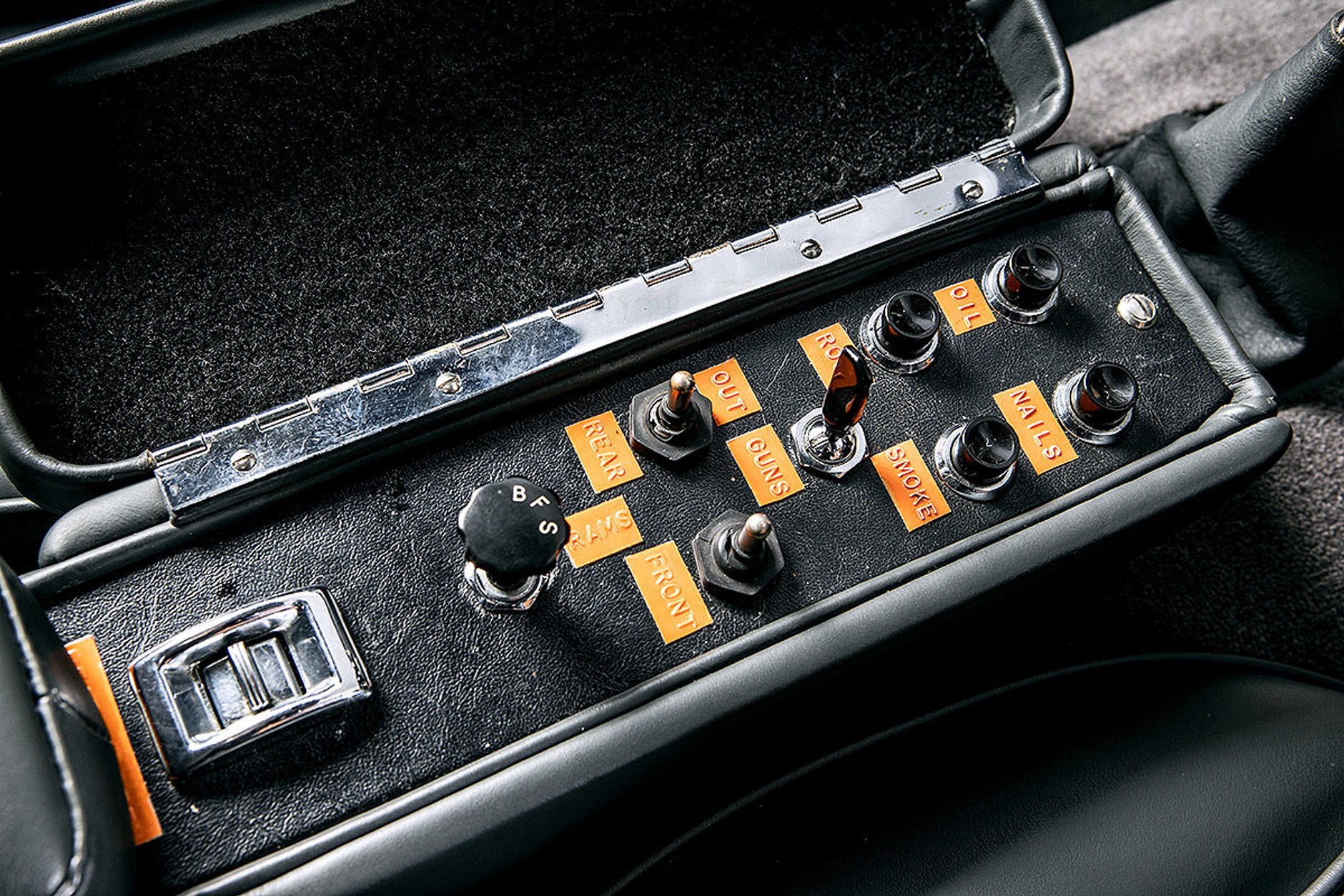 Aston Martin DB5 – najsłynniejsze auto, jakim jeździł James Bond