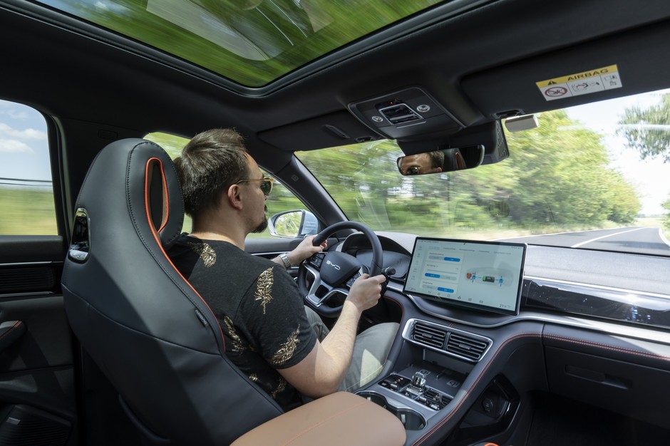 BYD Seal U zachowuje się na drodze jak wielki ponton