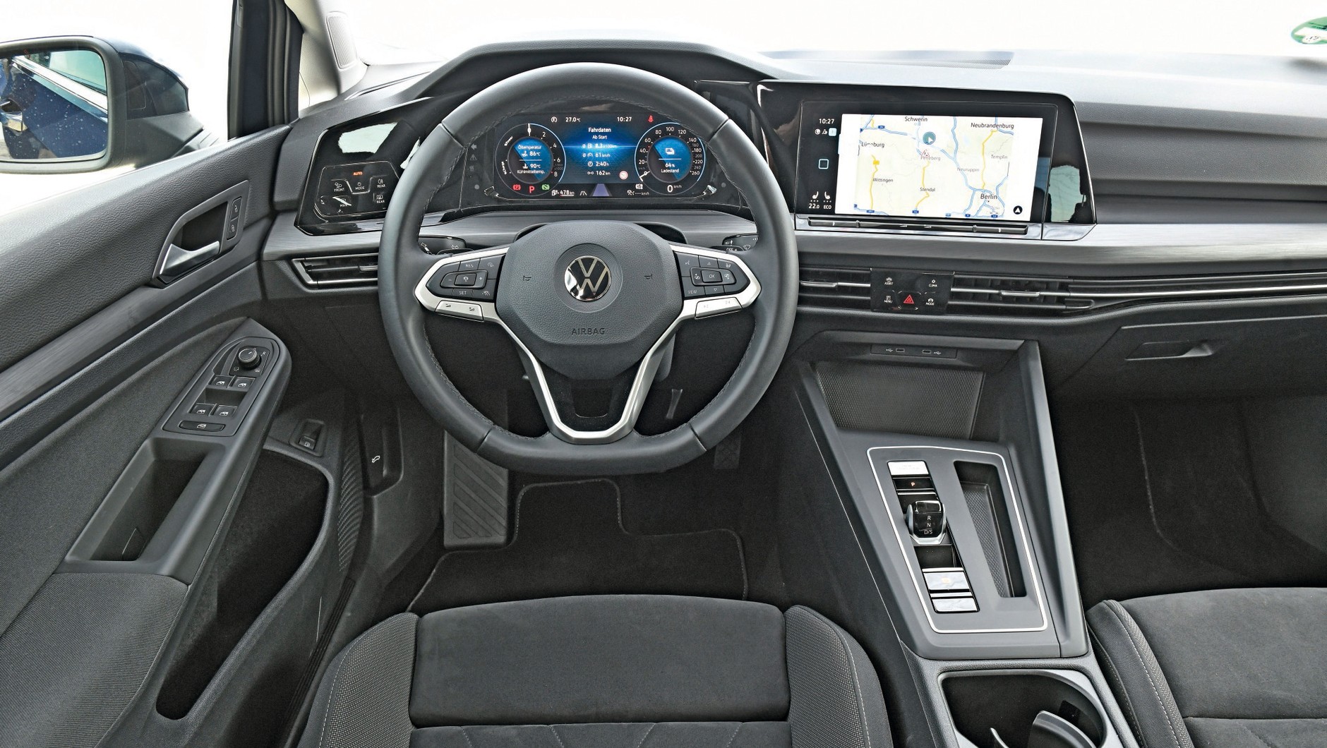 Volkswagen Golf ma mniej praktycznych prawdziwych przycisków. Kierownica tutaj także bez niepotrzebnych zagadek. Sześciobiegowa skrzynia DSG z malutką dźwigienką zmiany trybu pracy na konsoli środkowej, jakość odczuwalna w kabinie – podobnie jak w Oplu – na dobrym poziomie.