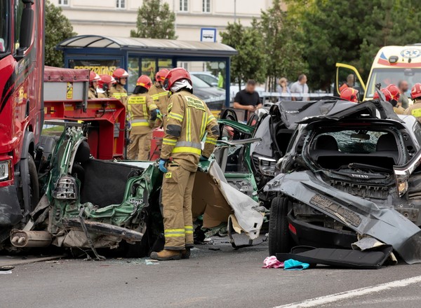 Ciężarówka taranuje samochody. Nagranie z karambolu w Bydgoszczy