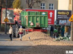 Mieszkańcy zamiast do sklepu wyszli na drogę. Zaczęło się od przyczepy
