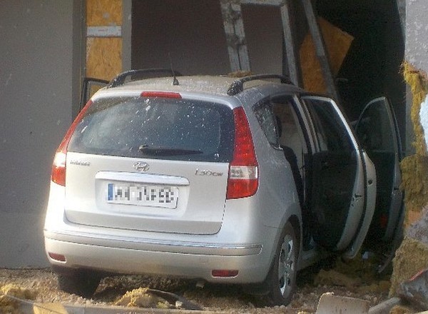 Przeleciał przez ogrodzenie i wbił się w klatkę schodową