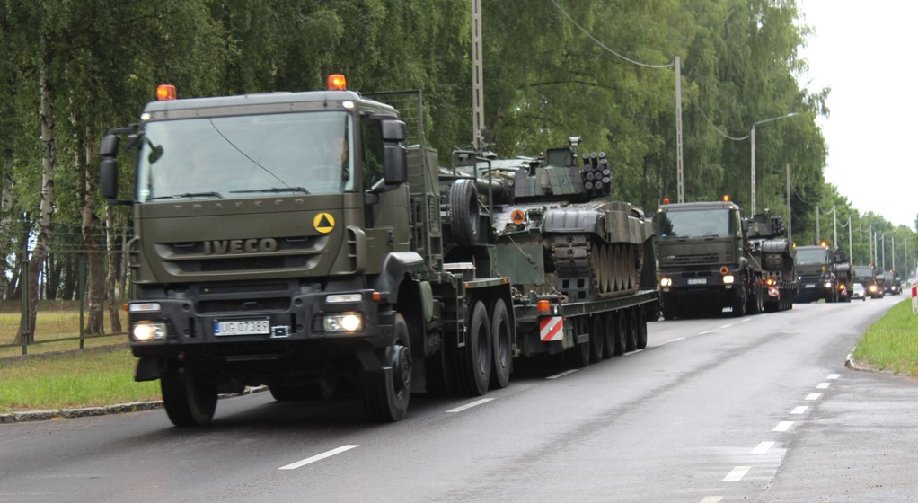 Wyjazd wojskowej kolumny uprzywilejowanej z jednostki 9 Braniewskiej Brygady Kawalerii Pancernej