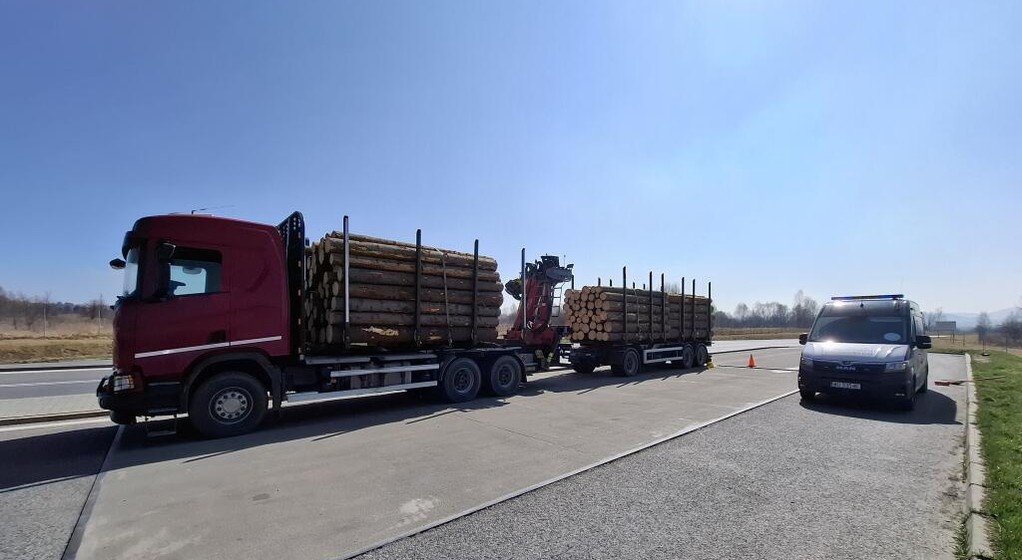 Kontrola zestawu nie pozostawiła złudzeń. Kierowca musiał zostawić przyczepę