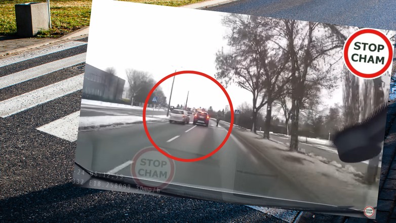 Kierowca niemal nie potrącił przechodnia, gdy postanowił wyprzedzać inny samochód na przejściu dla pieszych (youtube.com/STOPCHAM)