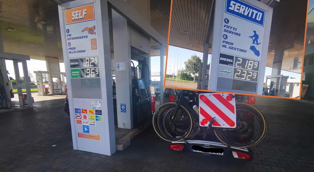 Na włoskich stacjach paliw mona spotkać dwa rodzaje dystrybutorów: paliwo to samo, ale cena różna