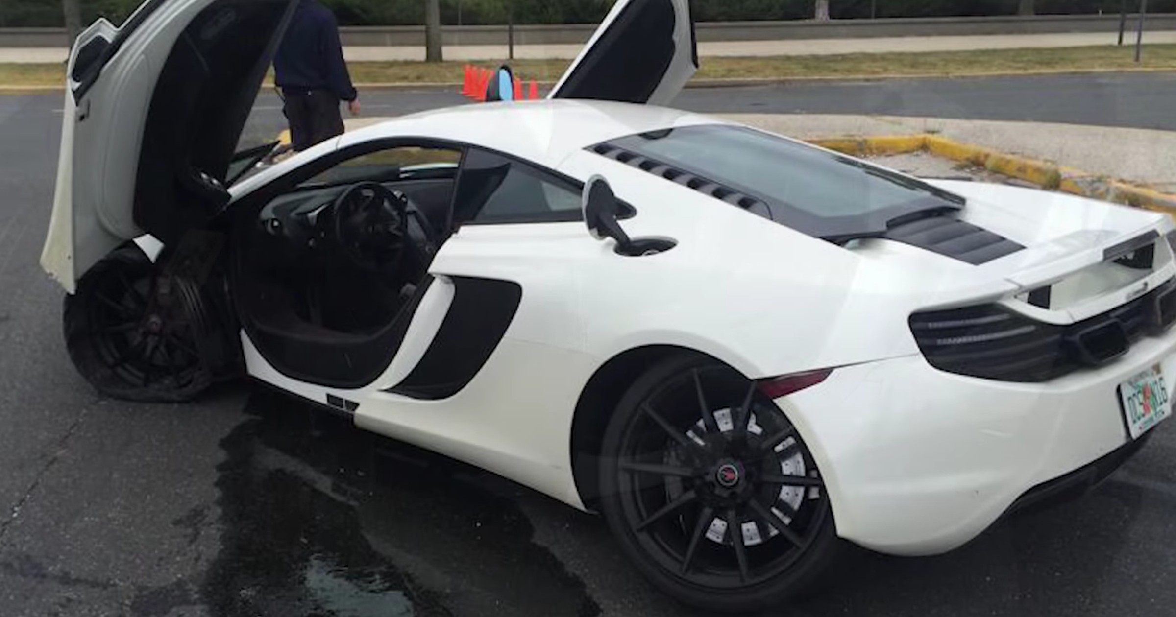 Prowadził jedną ręką i rozbił McLarena MP4-12C