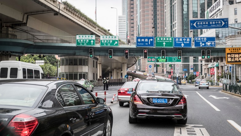 Automatyka ma rozpoznawać ograniczenia prędkości dla wybranych pasów ruchu. Mercedes klasy S