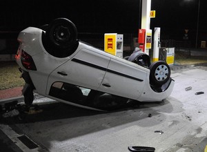 Wjechał w dystrybutor i dachował. Jego największe problemy zaczęły się później
