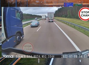 Kierowcy TIR-ów "wzięli go w kleszcze". Zatrzymali ruch na całej drodze! [Nagranie]