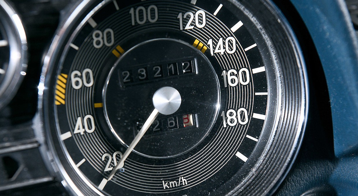 Autobahn i Mercedes 280 E W114 - czy klasyk osiągnie 200 km/h?