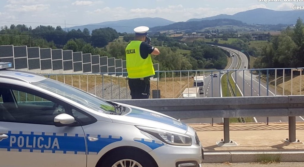 Policjanci mierzą odstęp pomiędzy samochodami za pomocą laserowych mierników prędkości; kto używa tempomatu adaptacyjnego, ten ryzykuje mandatem