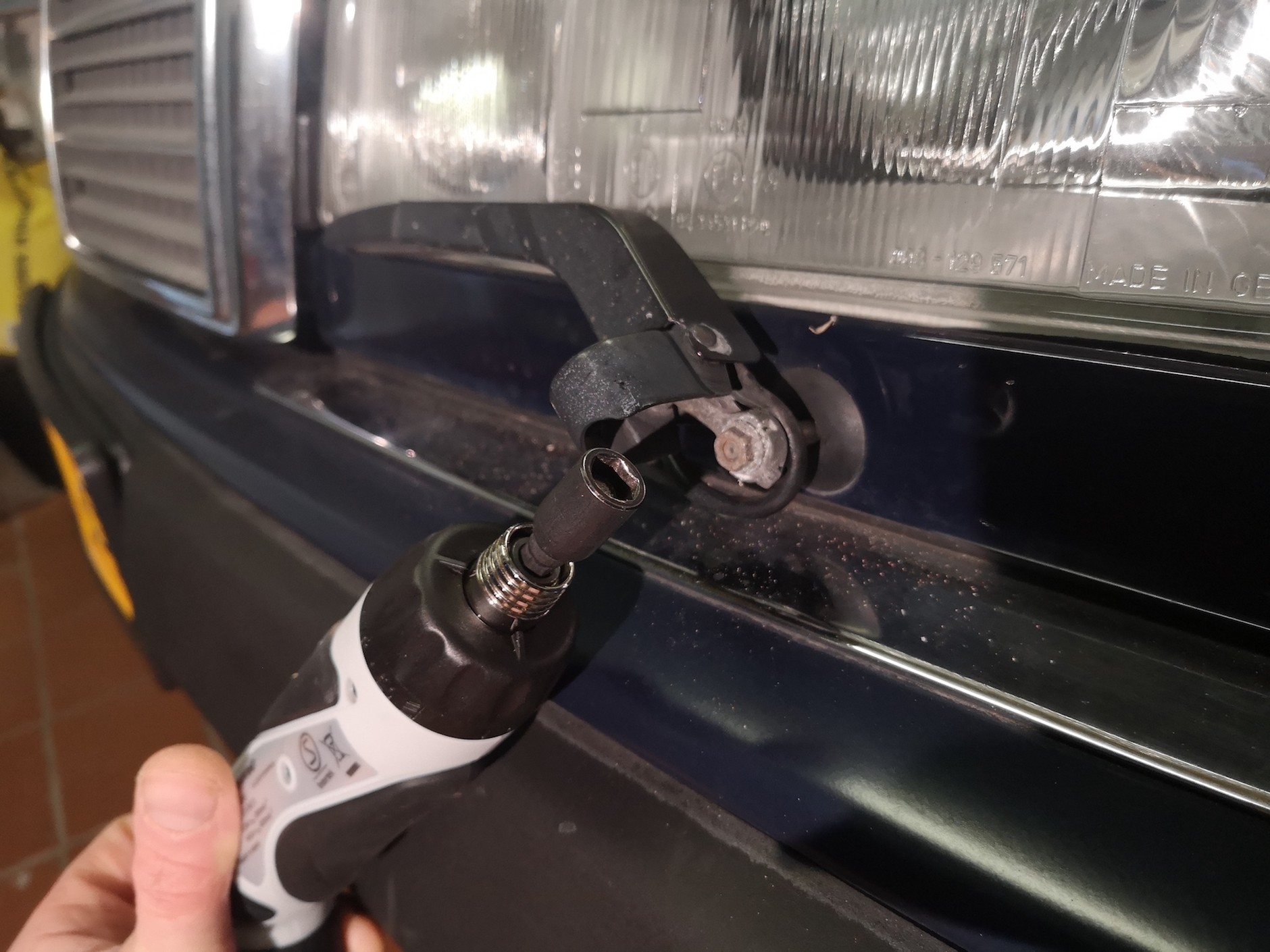 Wkrętak akumulatorowy można wyposażyć też w nasadkę do odkręcania śrub