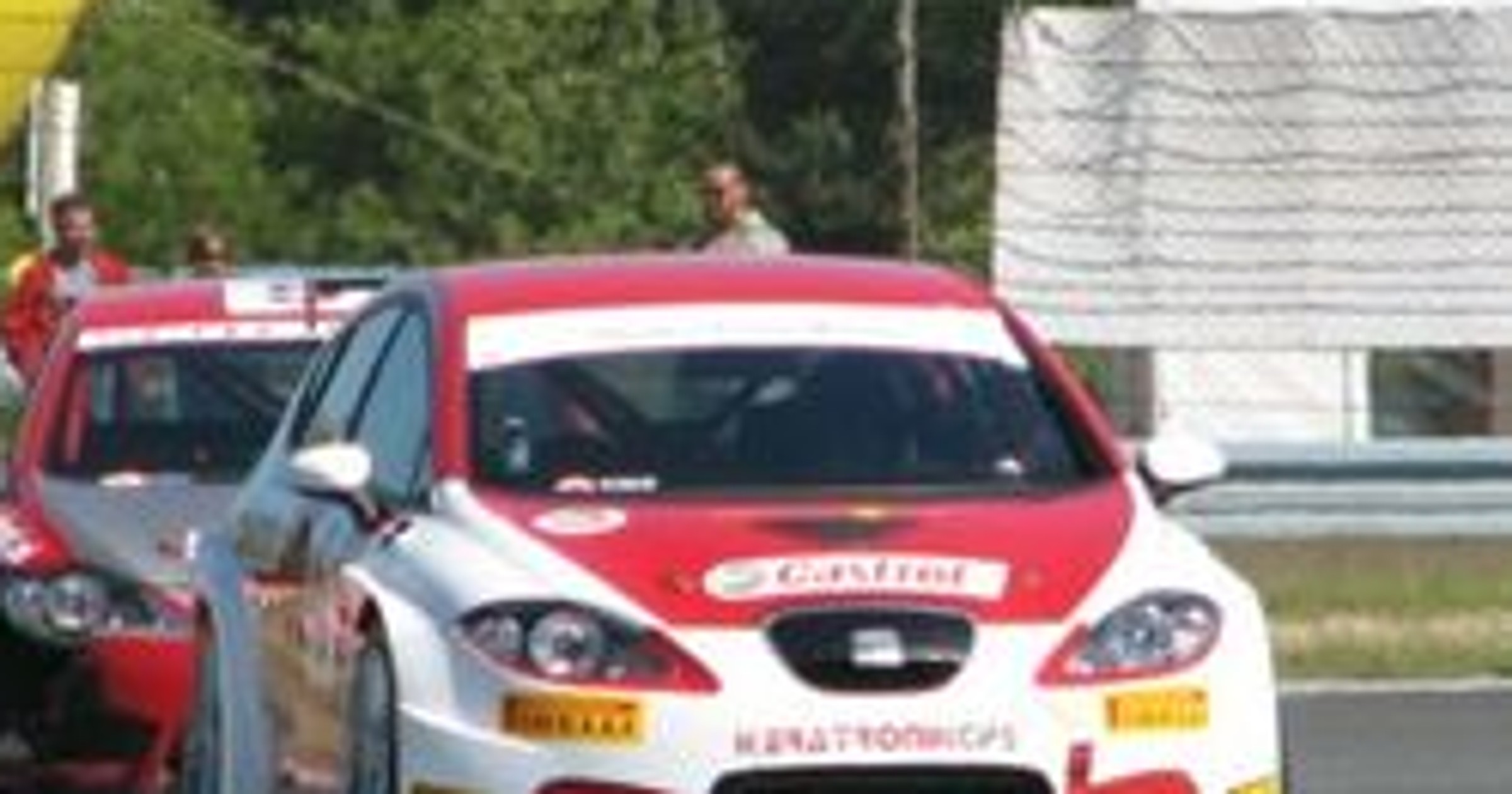 Wyścigi: Sawicki w Seacie - w czołowce, kierowcy w Porsche - daleko