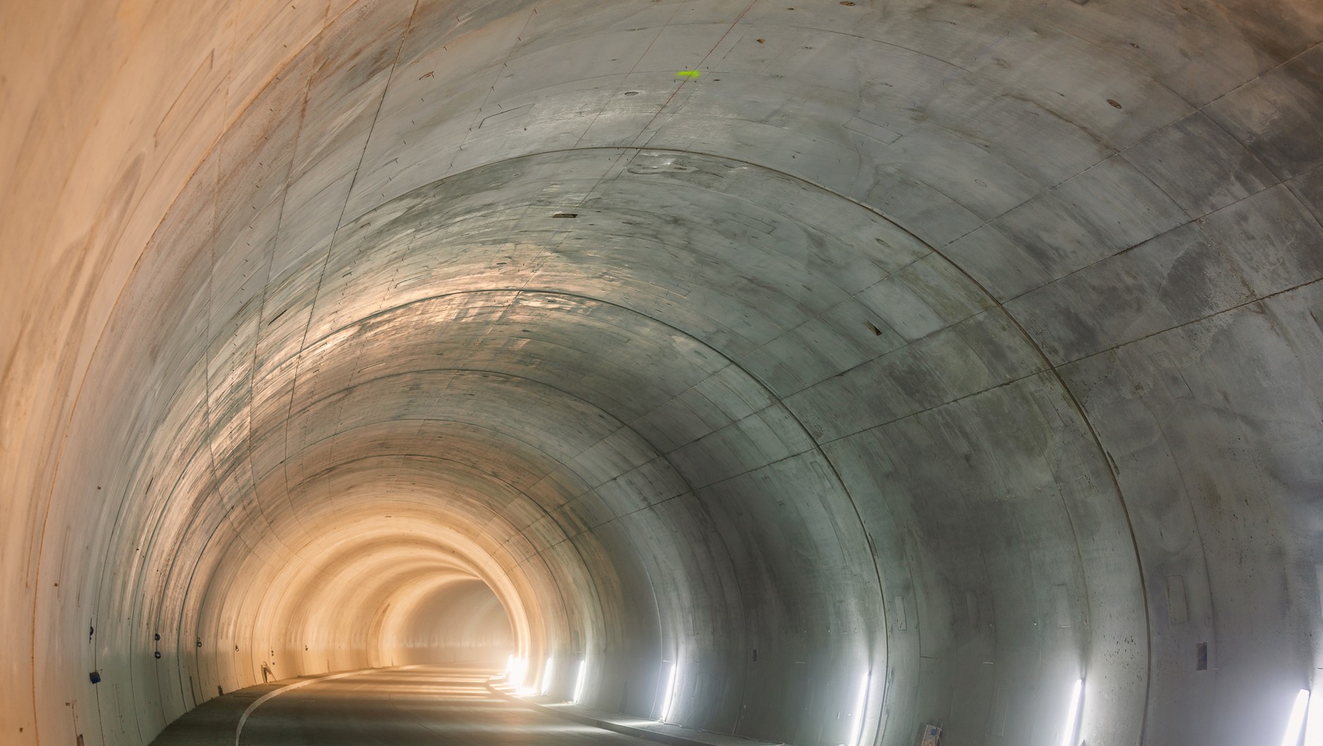 Tunel położny bliżej Żywca, wydrążony w masywie Barania, o długości ok. 830 m