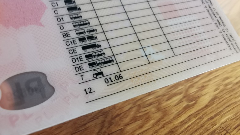 Prawo jazdy z ograniczeniem: kod 01.06 oznacza, że właściciel musi kierować w szkłach korekcyjnych