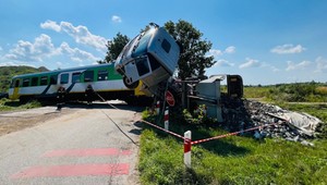 Groźny wypadek na niestrzeżonym przejeździe kolejowym. Siedem osób w szpitalu [WIDEO]