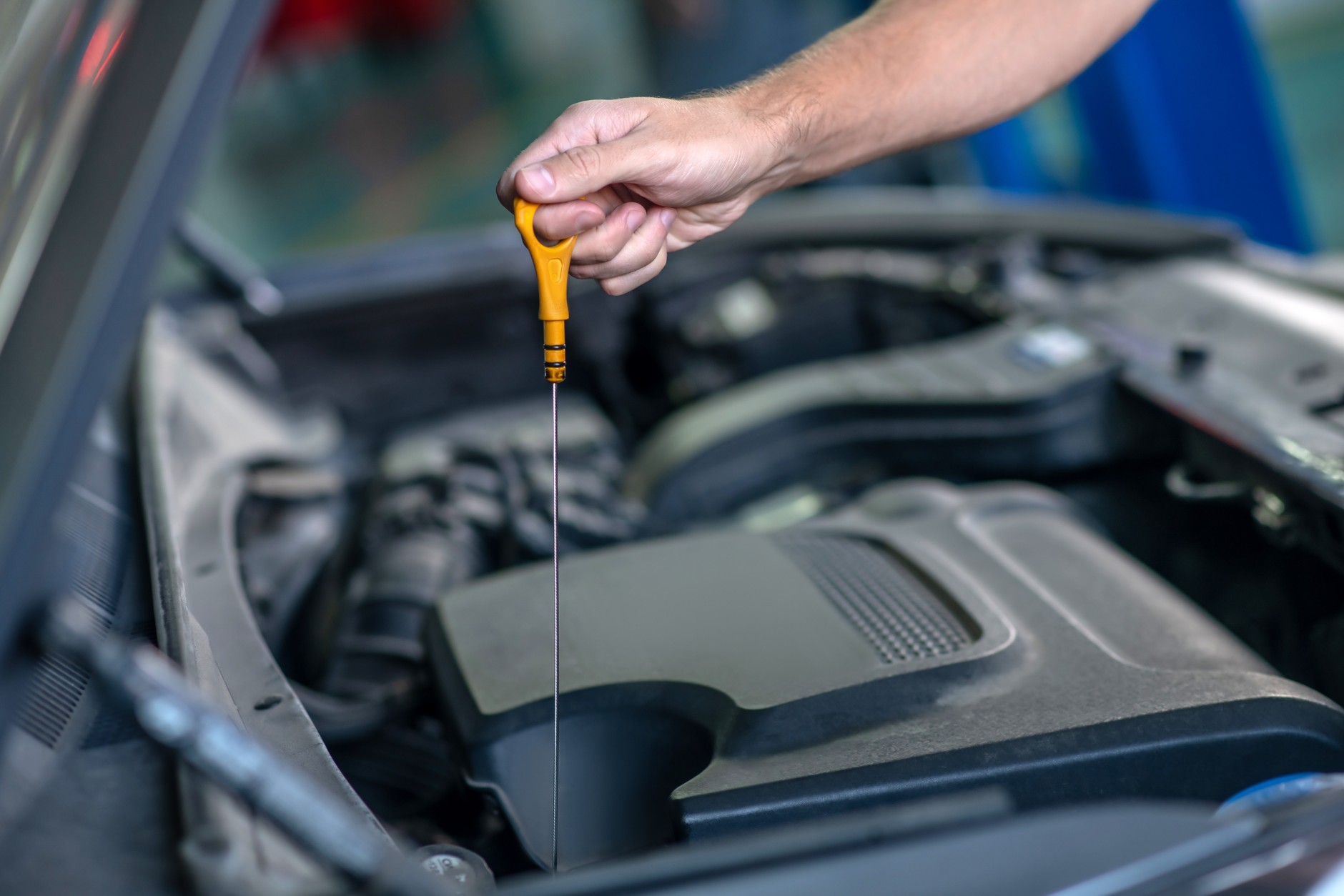 Stan poziomu oleju warto sprawdzać regularnie i wymieniać go przynajmniej raz na rok