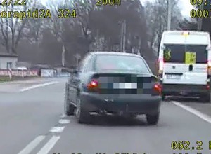 Policja ruszyła za poszukiwanym listem gończym. Nie pomogło mu nawet miejsce, gdzie się ukrył w trakcie pościgu [WIDEO]