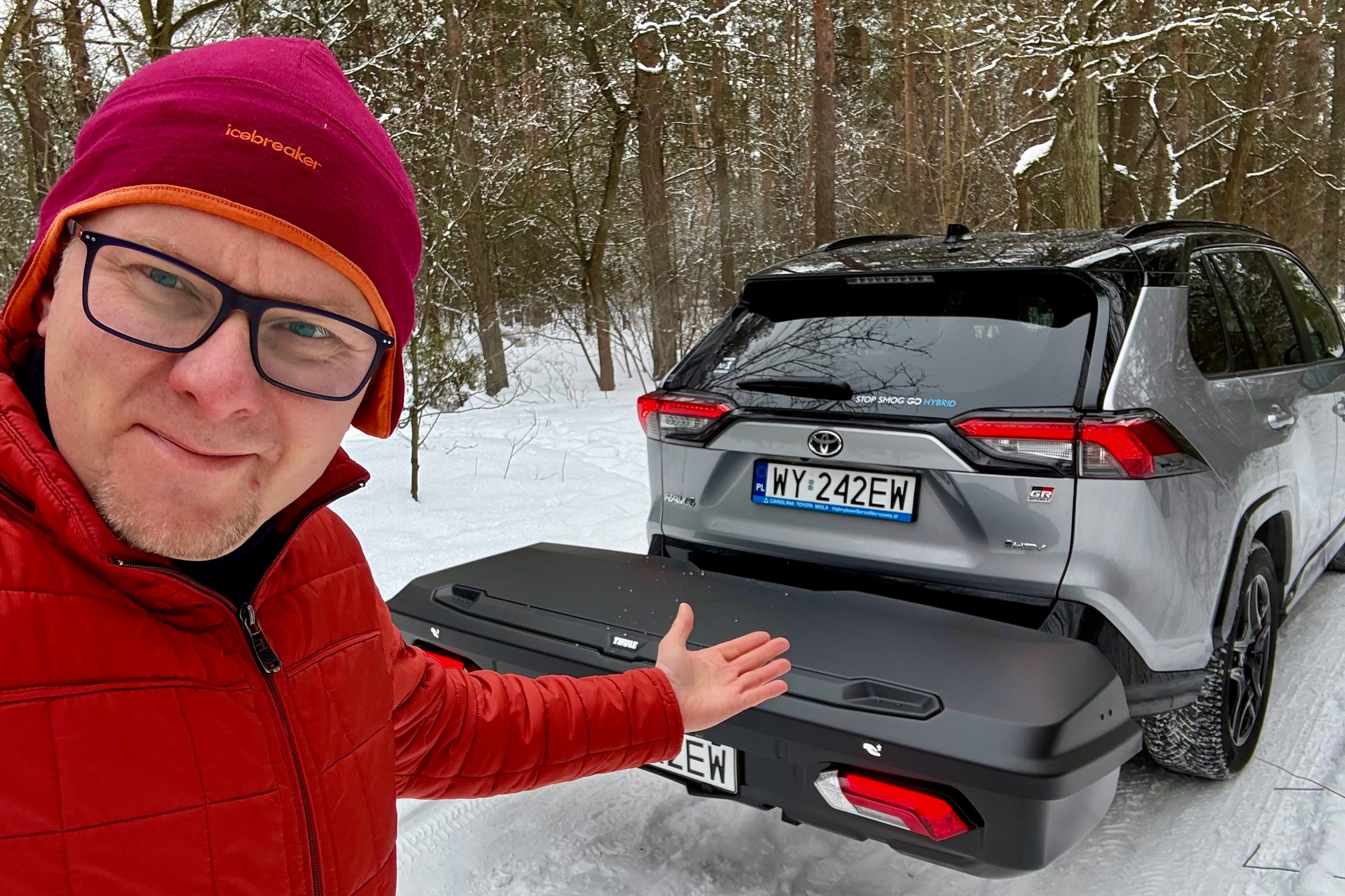 Nie mieścisz się z boxem dachowym do garażu? Przetestowałem box na hak, który rozwiązuje masę problemów