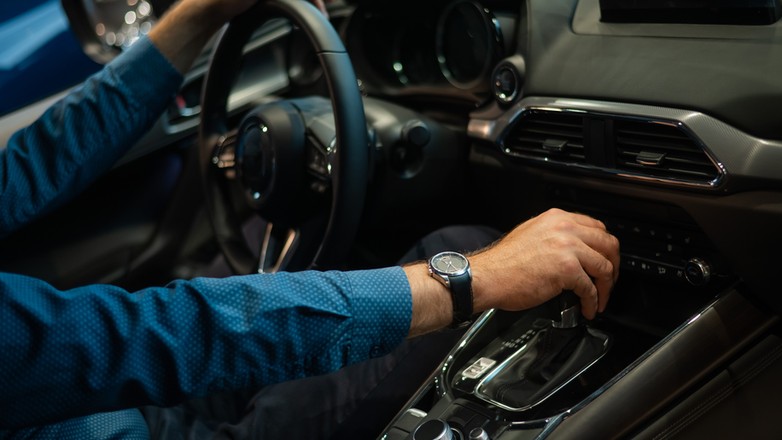 Wrzucanie wstecznego biegu w czasie jazdy może uszkodzić skrzynię biegów