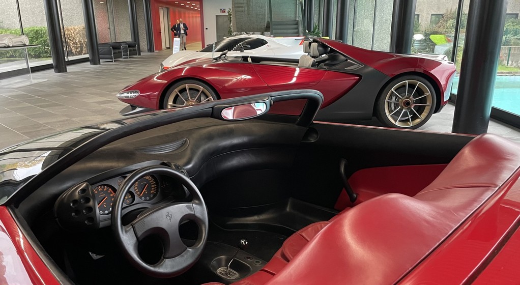 Wnętrze Ferrari Mythos, w tle Sergio, a kilka sal dalej nowa Izera