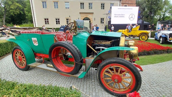 Od aut z XIX w. przez jedyne w Polsce zabytkowe Bugatti po najnowsze Lamborghini: kilkaset klasyków na Zamku Topacz