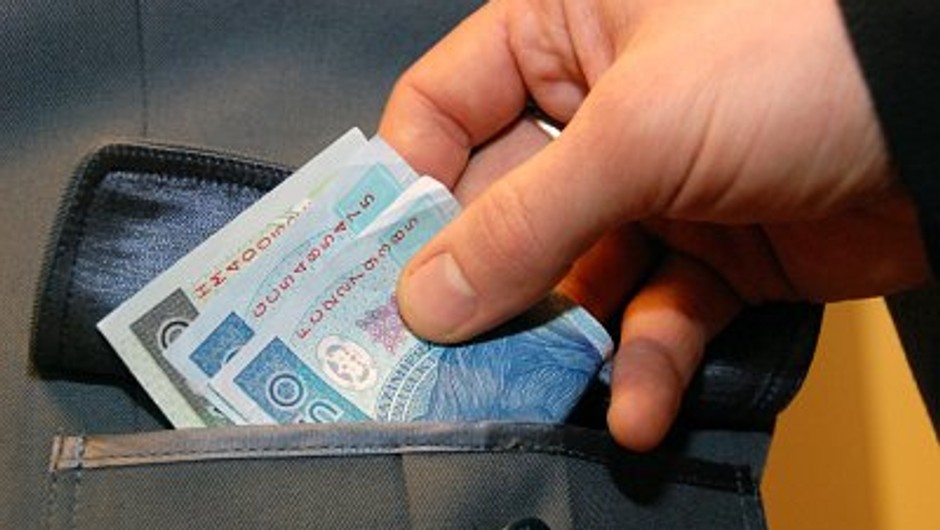  Prędkość i łapówka: Kierowca w tarapatach/policja.pl