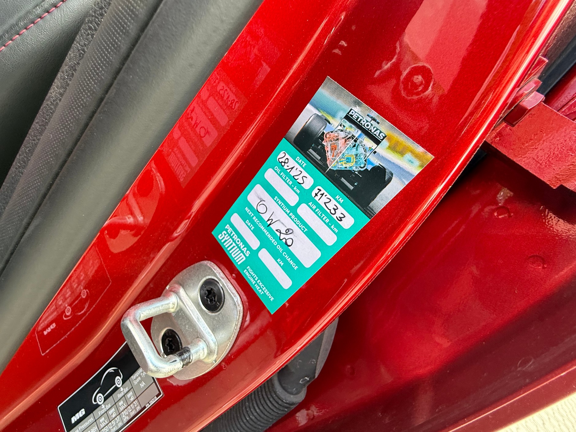 Czerwone używane MG EHS z przebiegiem 71 tys. km za 83 tys. 900 zł